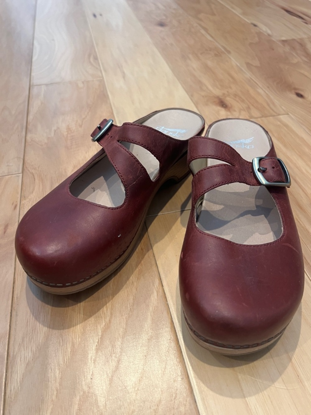 DANSKO Shoes Women's Size 39 Martina Burgundy Leather Clogs